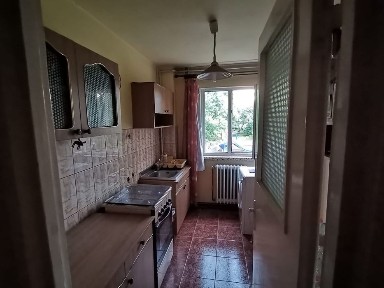 Închiriez apartament cu 2 camere