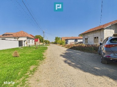 Casă la roșu cu 4 camere de vânzare