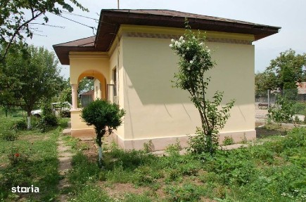 Vand casa batraneasca- un loc in natura, linistit.