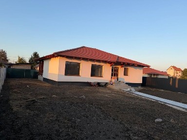 Vând casă recent construită