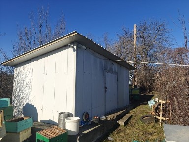 Casa batraneasca si teren