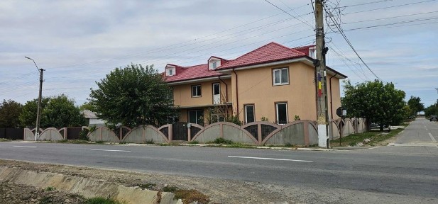 casa,intra si traeste