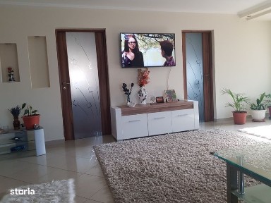 Vond Casa cu 4Camera cu Garaj Complet Mobilat-Utilat in SANTION