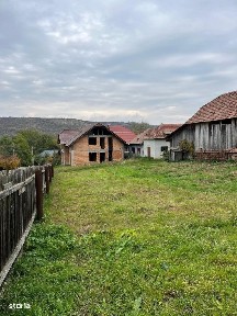 Casa in rosu la 10 km de Tg Mures, 4 camere, 3 bai si 18 arii teren
