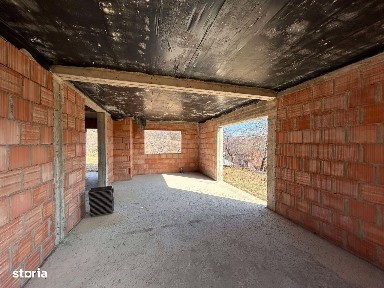 Două case. Două povești care așteaptă să înceapă.