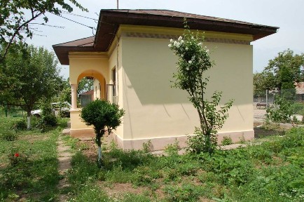 Vand casa batraneasca- un loc in natura, linistit.