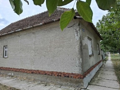 Vand casa in zona linistita