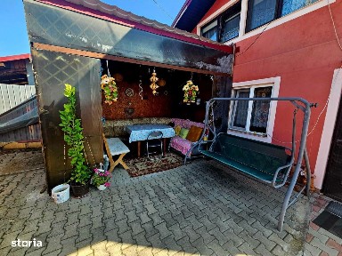 Casă spațioasă cu 9 camere în Strejnicu - pentru locuință, birouri