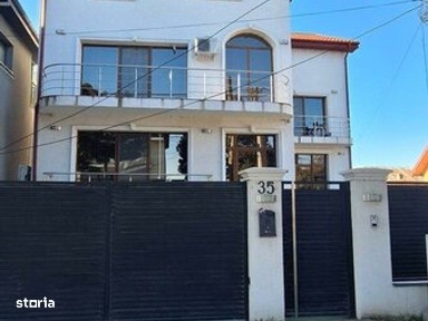 Casă / Vilă cu 8 camere de vânzare