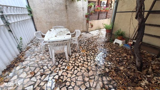 Garsoniera de inchiriat la curte zona Capitol