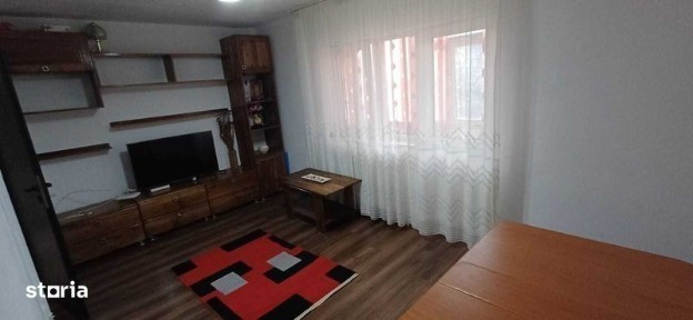 De inchiriat apartament 3 camere