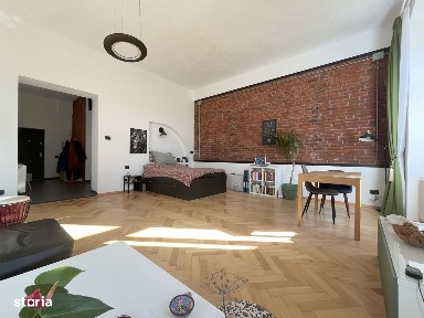 Apartament într-o clădire istorică - zonă centrală, malul canalului