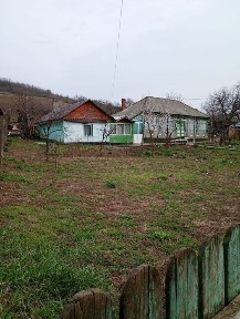 Casa bătrânească cu teren