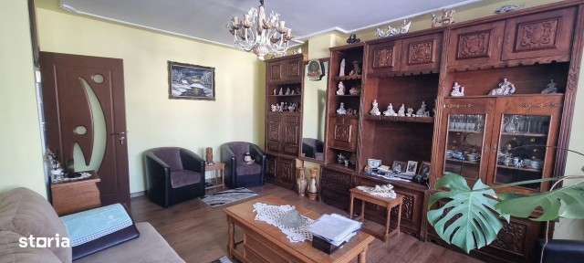 Vand apartament 4 cam.Topoloveni, etaj 1, ultracentral, langa Profi