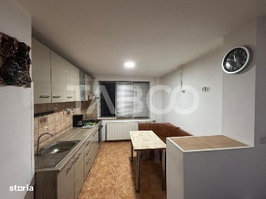 De vanzare apartament 3 camere spatios cu balcon Piata Delfinului