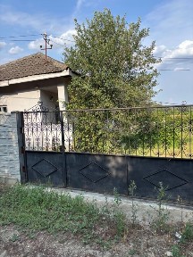 Casă bătrânească + teren de vanzare