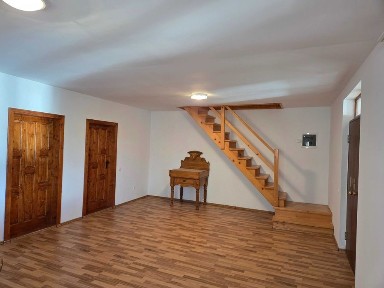 Casă cu front stradal la lacul din Paleu