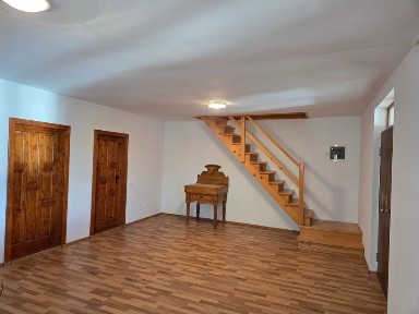 Casă cu front stradal la lacul din Paleu