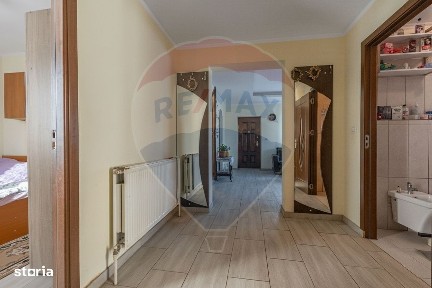 Casă / Vilă cu 6 camere de vânzare în zona Sagului