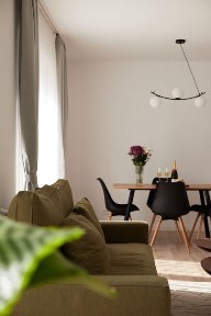 Inchiriez casa situata pe marginea lacului, langa padure