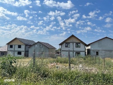 Casa cu etaj la rosu