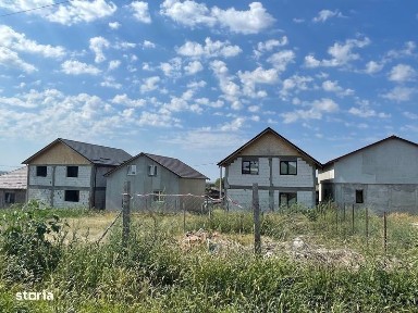 Casa cu etaj la rosu