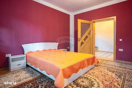 De inchiriat apartament 3 camere la casă, zona Florilor cu parcare