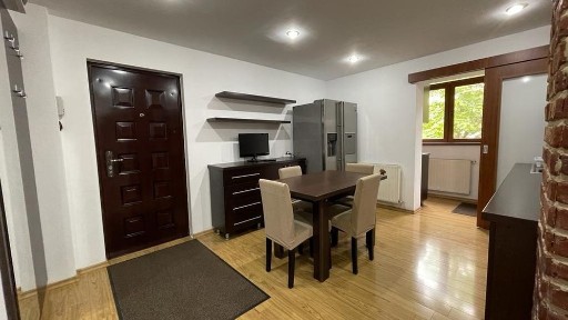 Închiriez apartament 2 camere.