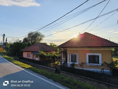 Vând două case în Tismana sat Celei sau schimb cu garsonieră