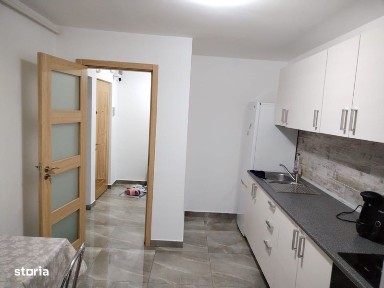 inchiriez apartament 3 camere decomandat