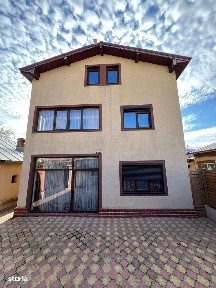 Casă de vânzare + 2 spații comerciale funcționale + foișor acoperit