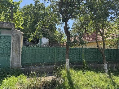 Casa cu 2 camere de vanzare