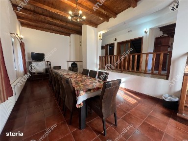 Pensiune de 7 camere cu 5 bai si teren de 377mp situata in Paltinis