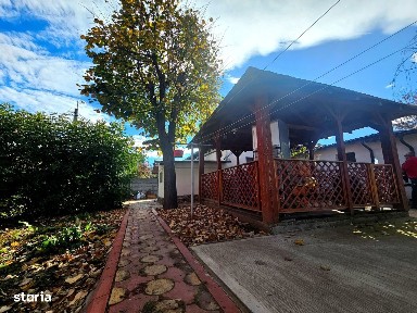 Casă de vânzare cu garaj și deschidere la doua strazi