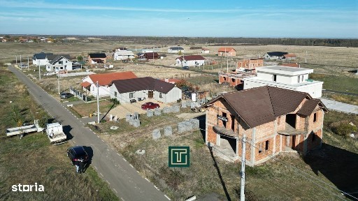 Casa la rosu cu 5 camere in Alunis, judetul Arad - ideala pentru o f