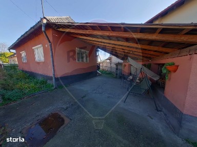 Casă cu 5 camere de vânzare, str. Crișan