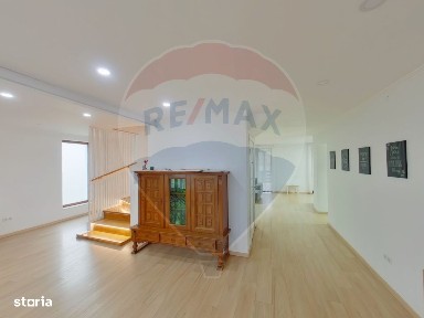 Casă / Vilă cu 6 camere de vânzare în zona Est