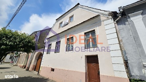 Casă veche, solidă, cu 4 camere, pivniță boltită și 4 băi - zonă centr