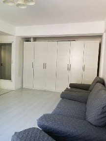 Închiriez apartament cu 2 camere
