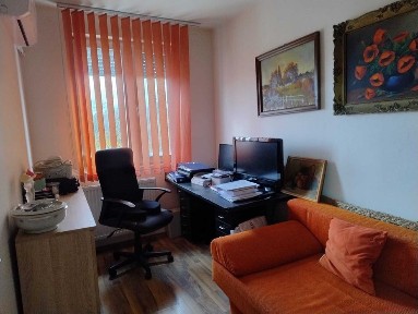 Vând apartament 3 camere Str. Louis Pasteur zona Spitalul Județean