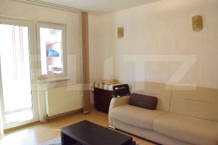 Apartament cu 3 camere, 69 mp, semidecomandat, la etaj intermediar, zo