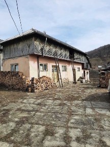 Casa batraneasca din caramida in Voroveni Arges