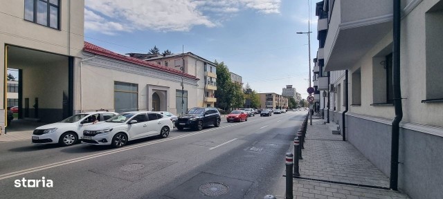 Inchiriez spatiu ultracentral Pitesti, 700 mp, vitrina mare stradala