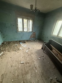 Casa cu 2000 mp teren la 2 strazi asfaltate