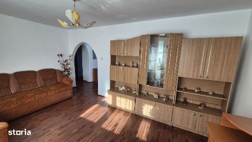 Vanzare apartament 3 camere, et. 2, situat in Rovinari, str. Plopilor