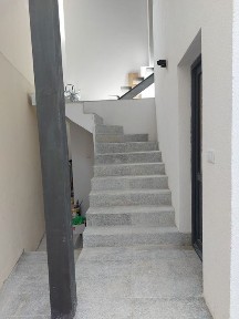 Vand casa in centrul orasului Rm Vacea, impecabila.