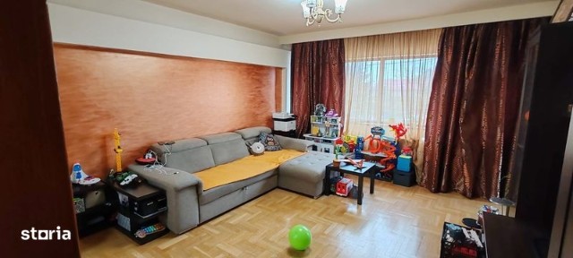 Vand apartament doua camere