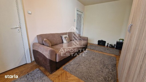 Apartament de vanzare cu 3 camere, centrala proprie, zona Dacia