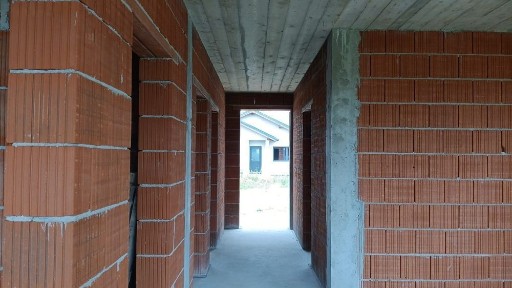 Casă în roșu Oșorhei