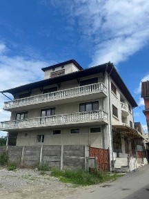 Clădire mixtă ultracentrală în Oțelu Roșu